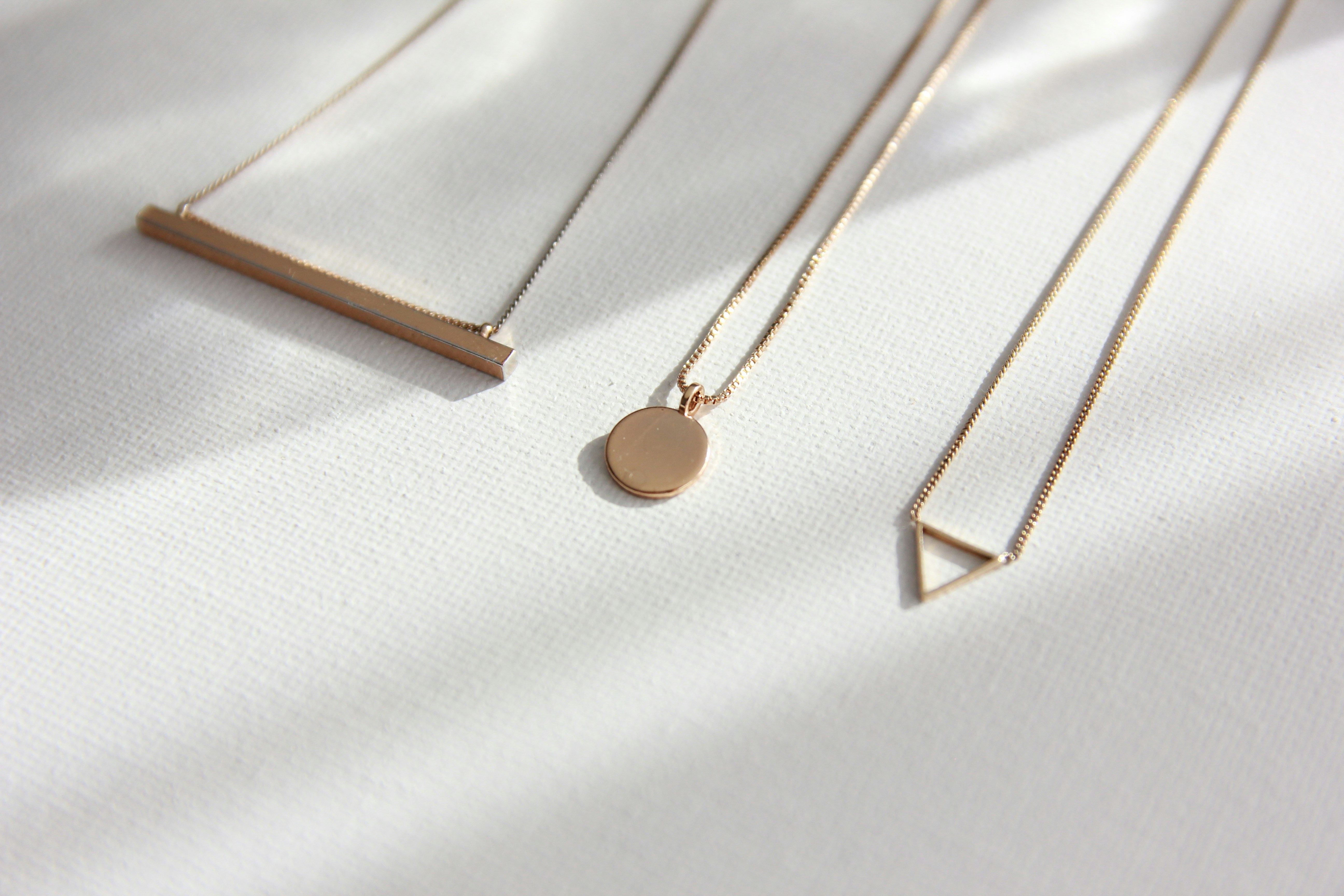 The Chic Appeal of Minimalist Jewelry: A Style Guide