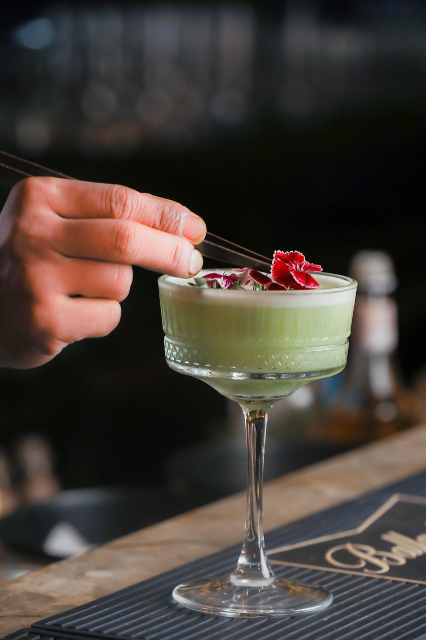 Botanical Cocktails: Crafting Drinks with Edible Flowers