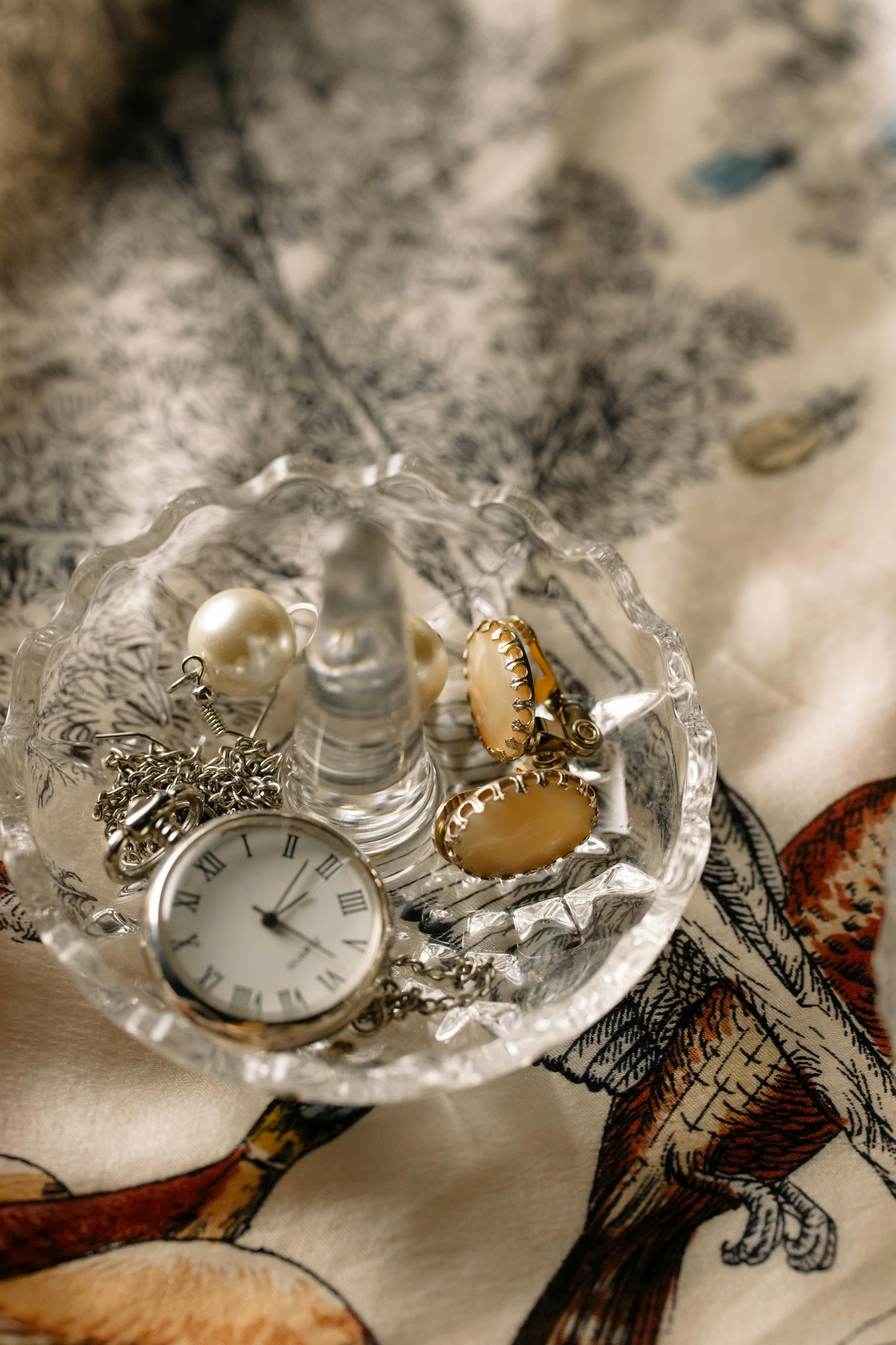 Unraveling the Mystique of Statement Jewellery: A Modern Fashion Essential
