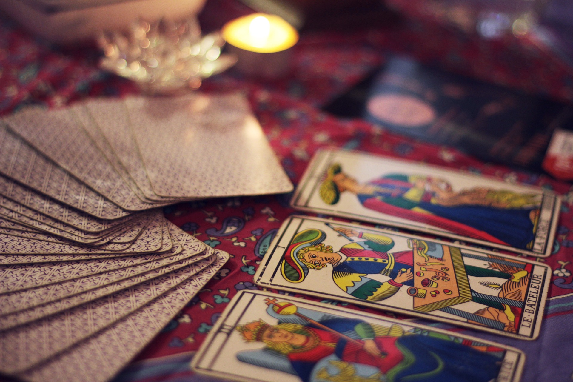 Explore Consultas de Amor, Leituras Futuras e Tarot para Relacionamentos