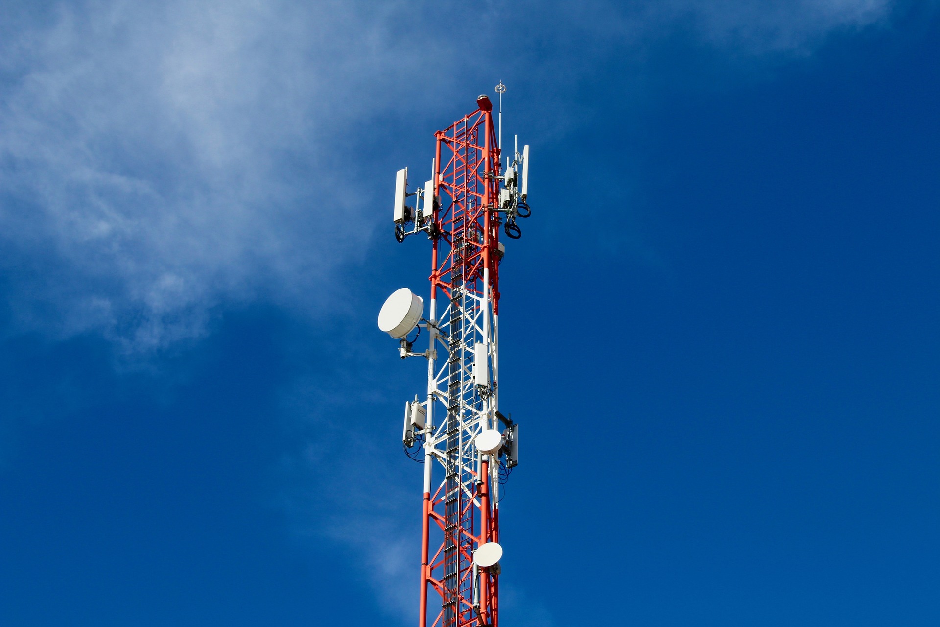 Broadband Networks: Enhancing Connectivity in a Digital Age 