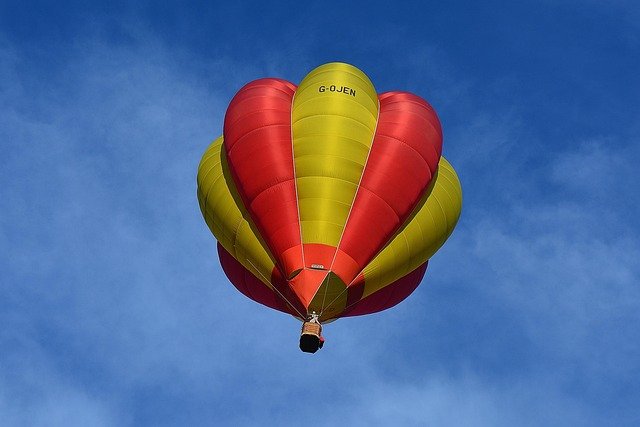 Înălțarea cu balonul cu aer cald: O călătorie magică deasupra lumii