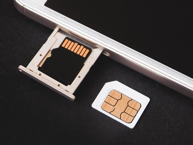 SIMカードの基本と選び方：携帯電話の心臓部を理解しよう
