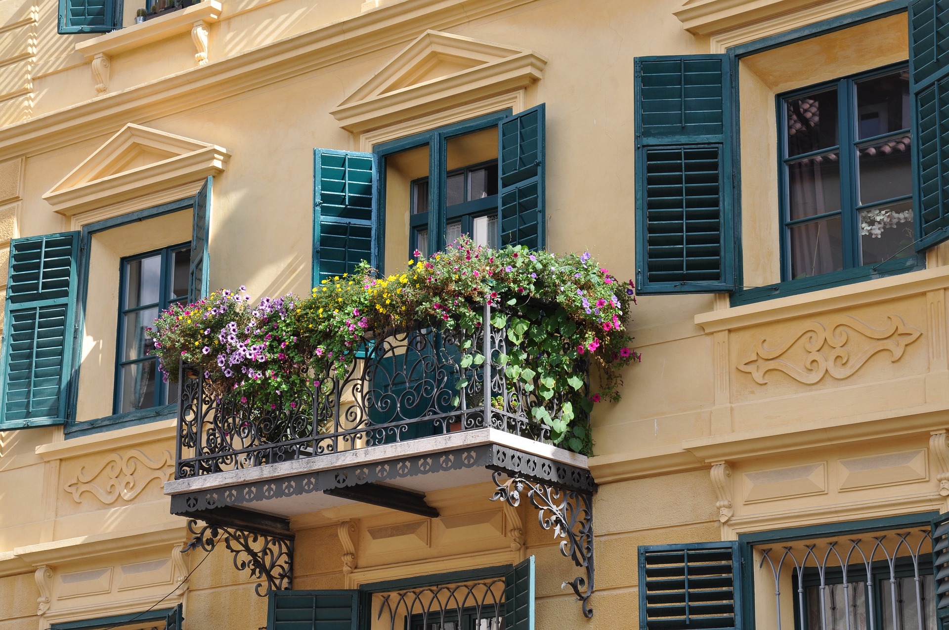 Turn Your Balcony into a Blossoming Haven: Latest trends in Balcony Gardening