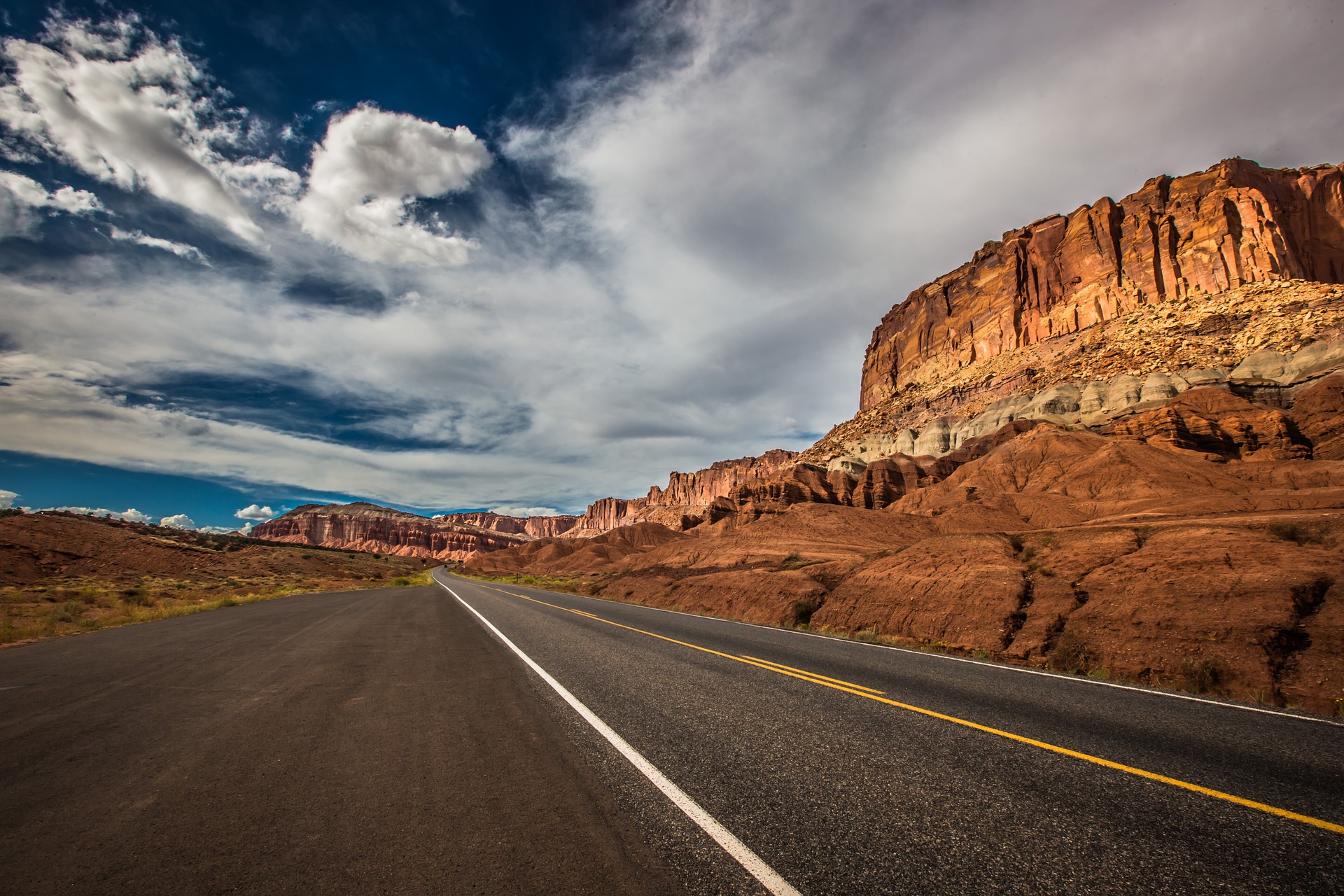 The Charm of Road Trips: The Ultimate Travel Trend