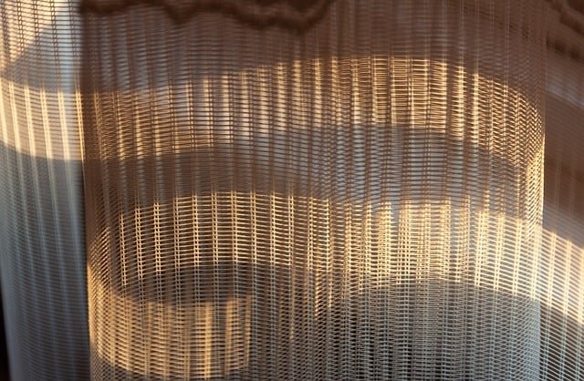Cortinas e Persianas: Transformando Janelas em Elementos de Design