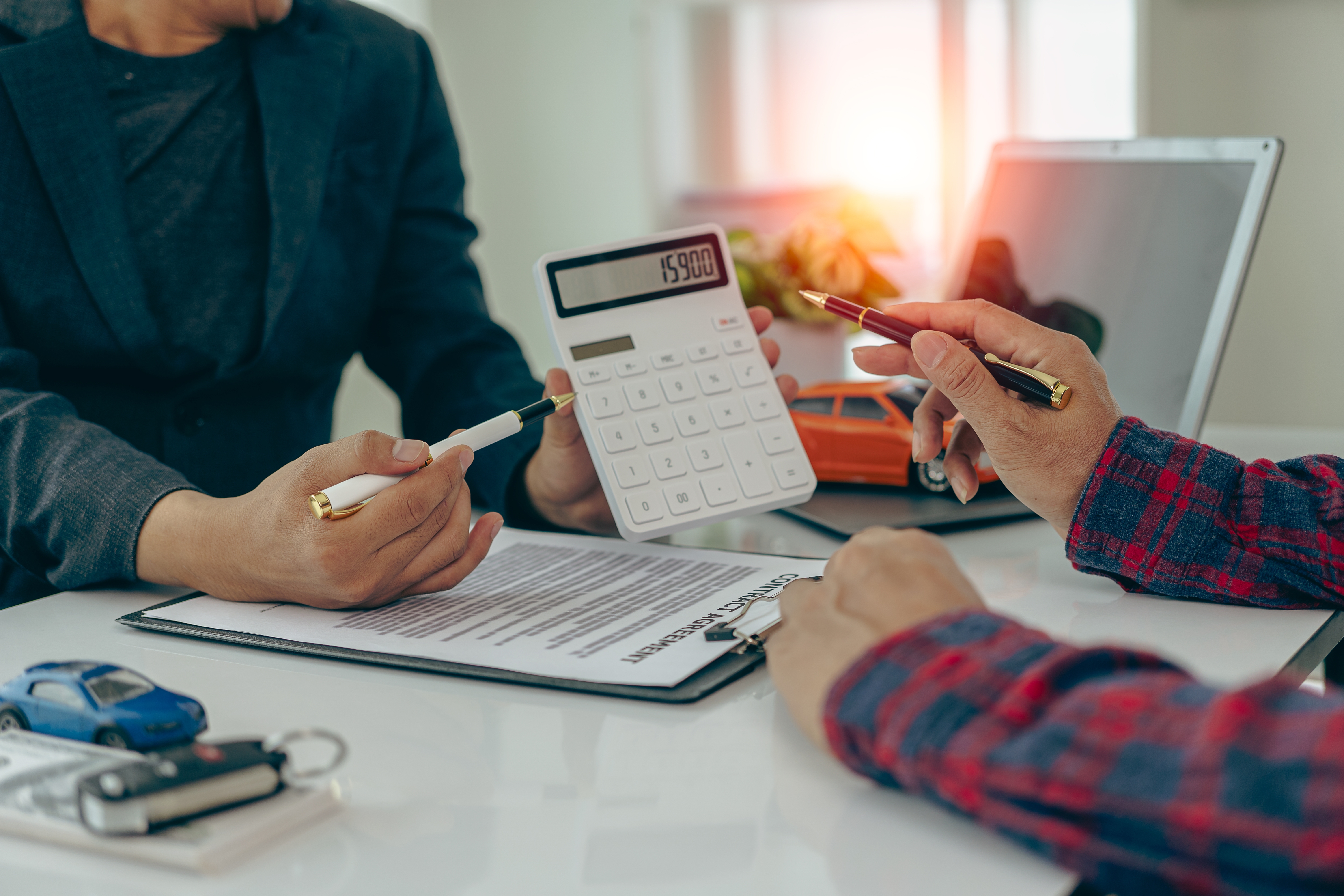 ¿Cómo ahorrar en seguros de auto si tienes más de 60 años?