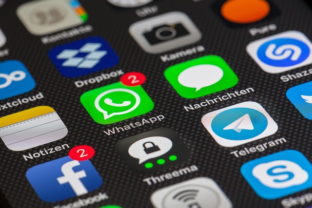 Çevrimiçi tanışma giderek yaygınlaşıyor; farklı platformlar, uygulamalar ve sosyal deneyimler akıllı telefonlar aracılığıyla günlük hayatımızın parçası haline geldi. Bu yazıda online dating süreçlerinin nasıl işlediğini, ilişki (relationship) kurarken dikkat edilmesi gerekenleri, sosyal medyanın (social media) rolünü, akıllı telefon (smartphone) güvenliğini ve bir çift (couple) olarak beklentilerin nasıl yönetilebileceğini pratik ve tarafsız bir dille ele alacağım. Amaç, bilgi sunmak ve okuyucunun bilinçli karar vermesine yardımcı olmaktır.