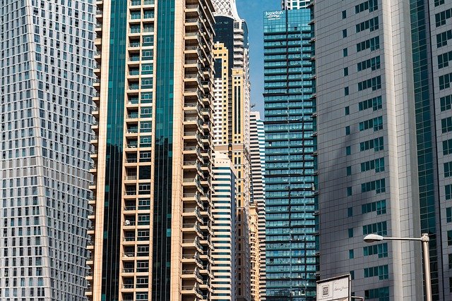 Trabajar en los Emiratos Árabes Unidos: Oportunidades y Desafíos