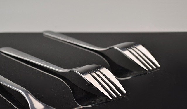Material Guide: Choosing Durable Finishes for Everyday Eating Surfaces