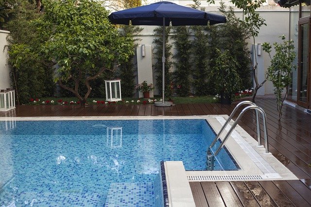Cubiertas para piscinas: tipos, beneficios y mantenimiento