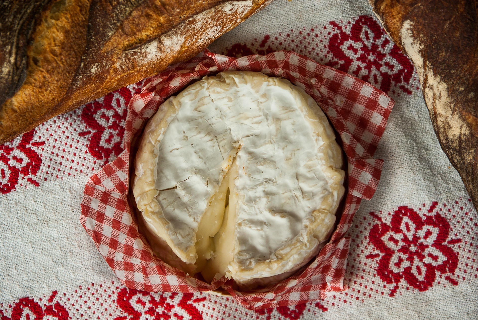 Discover the Aesthetic Charm and Flavorful Depth of Artisanal Cheese Making