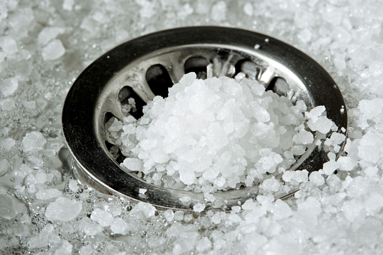 Kan du virkelig rense dit afløb effektivt med salt? Sådan virker det – og sådan gør du