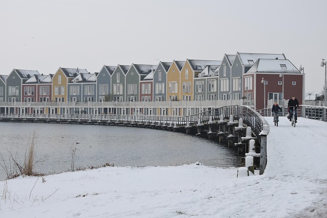# Houten Jaloezieën: De Perfecte Mix van Stijl en Functionaliteit