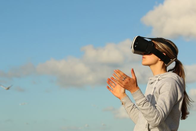 Hvad er forskellen på Augmented Reality og Virtual Reality?