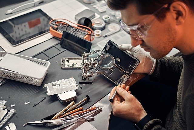 Guide to Extending Handset Battery Lifespan and Safe Replacement