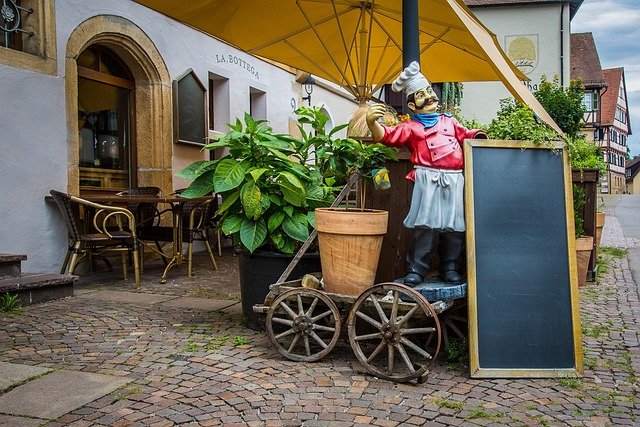 Scopri opzioni per pranzi all'aperto in Piazza di Asti