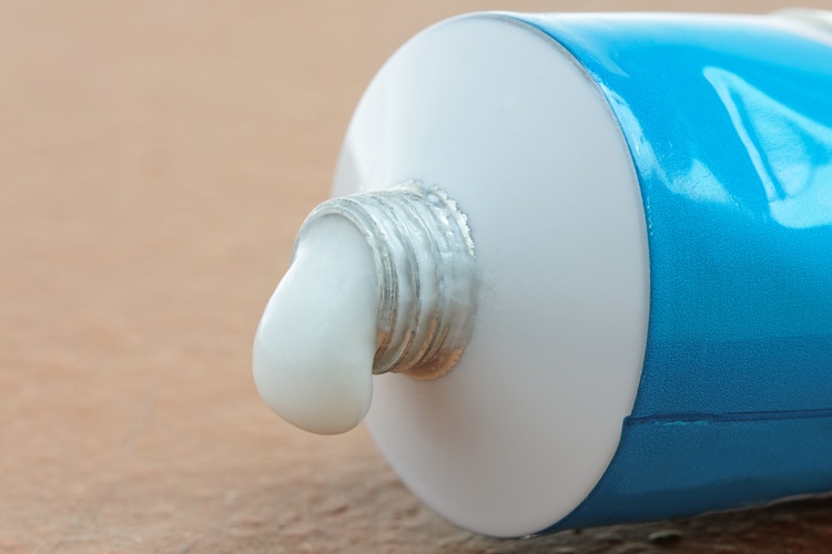 Crèmes anti-taches : pourquoi elles n’effacent pas immédiatement les taches de vieillesse – et comment optimiser leurs effets en 2025