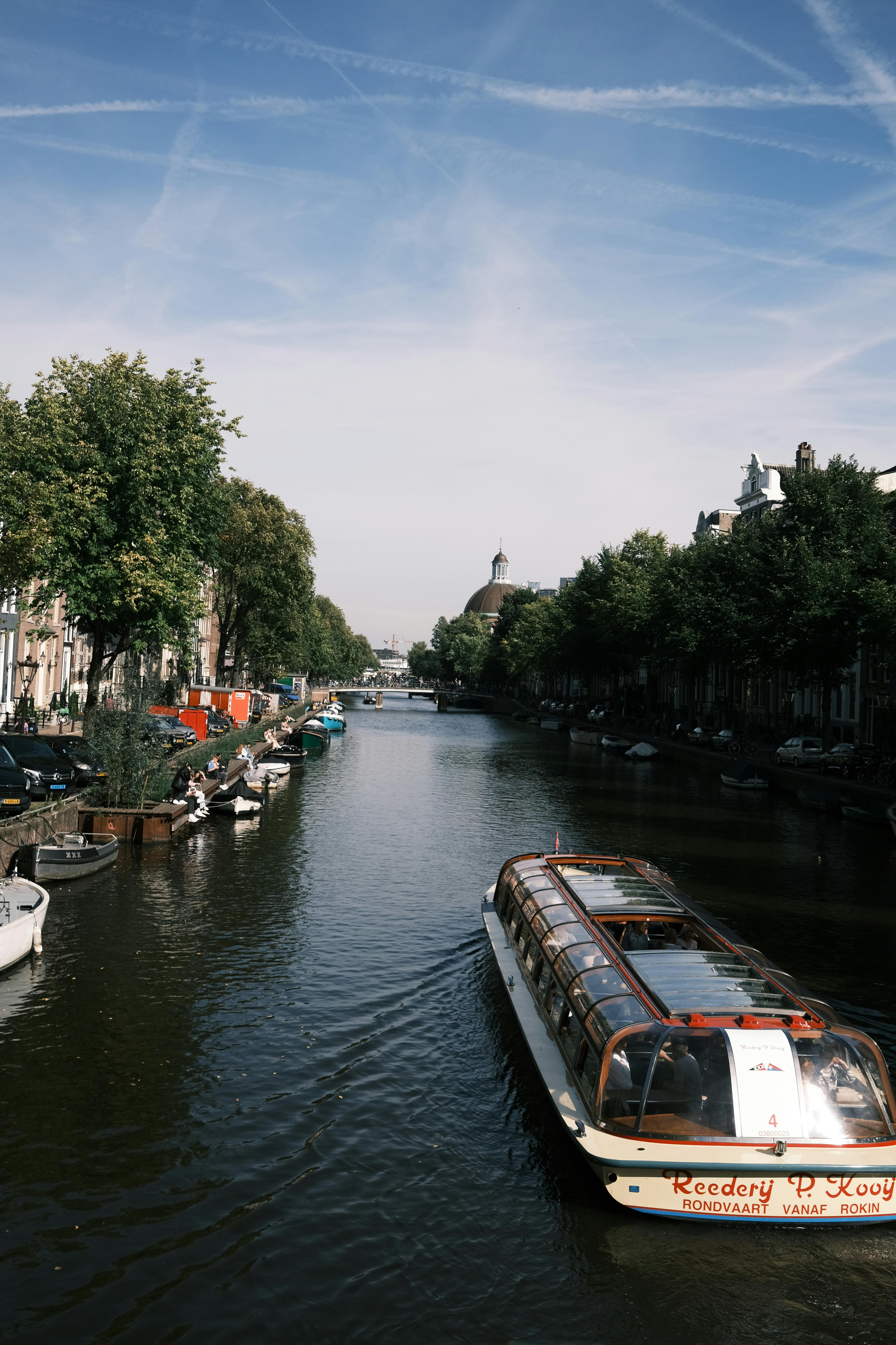 Rediscovering the Charm of Houseboat Holidays: A Unique Travel Experience