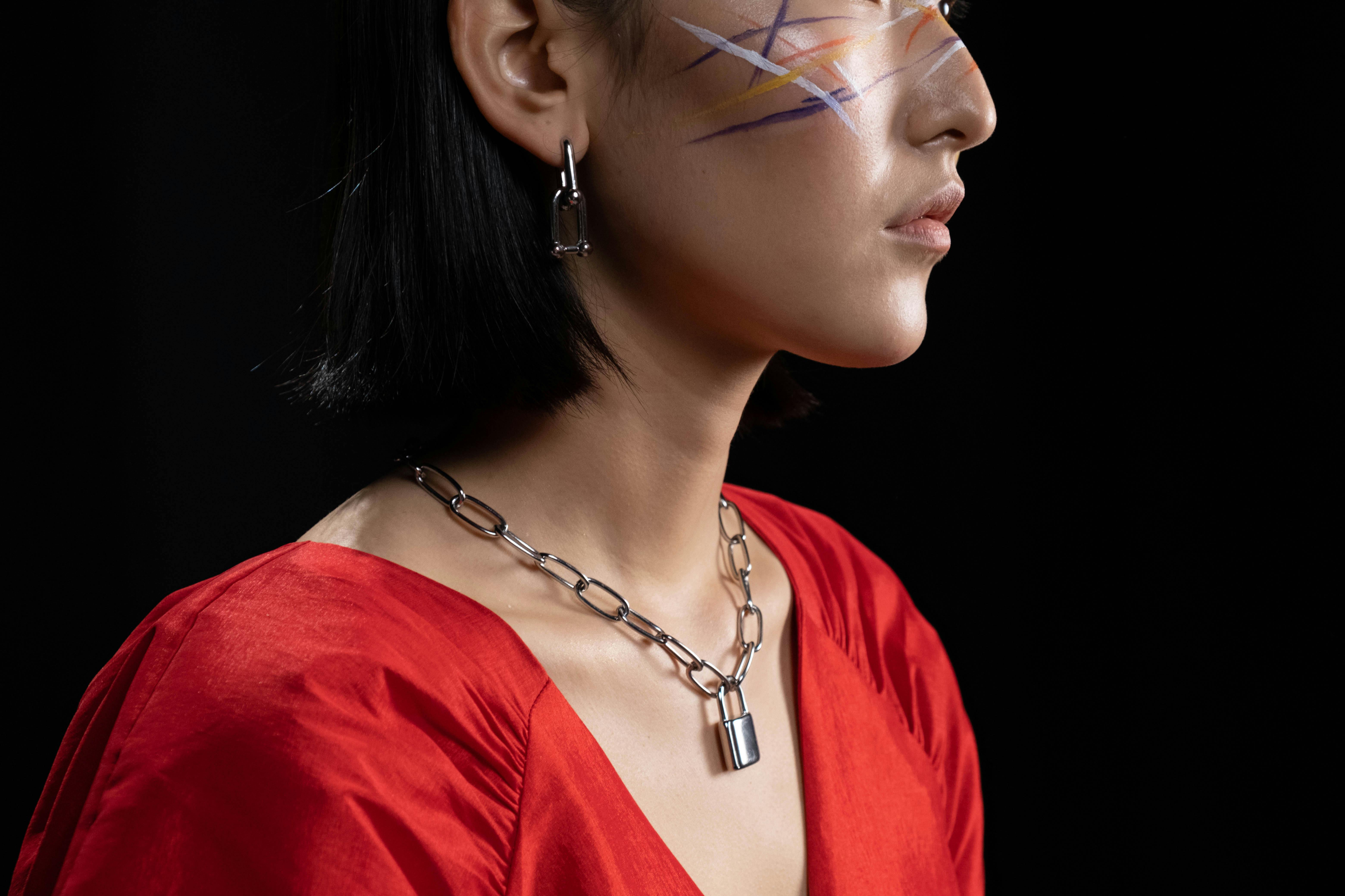 "Unveiling the Allure of Sculptural Jewelry: A Trend Reshaping the Fashion Landscape"