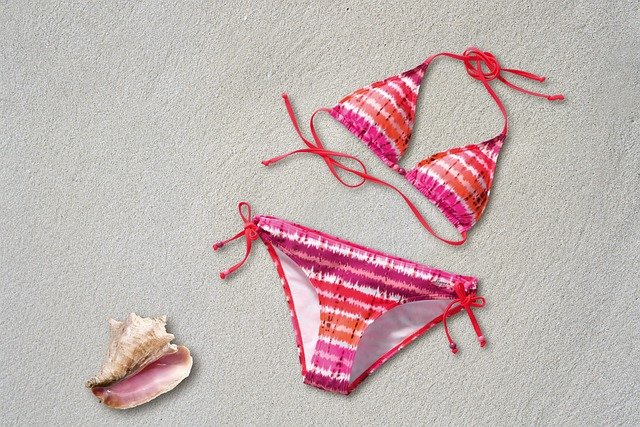 Tendances maillots de bain string 2026 en France : styles audacieux et bikinis aux découpes prononcées pour l’été