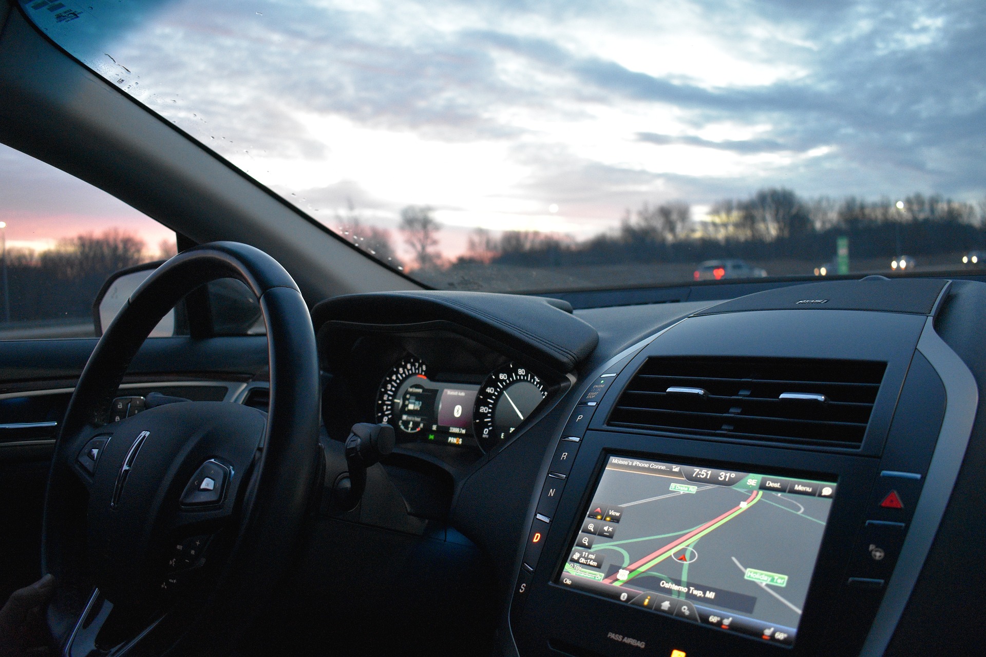Conectividade e Experiência de Condução: Avanços Recentes na Tecnologia Automotiva no Brasil.