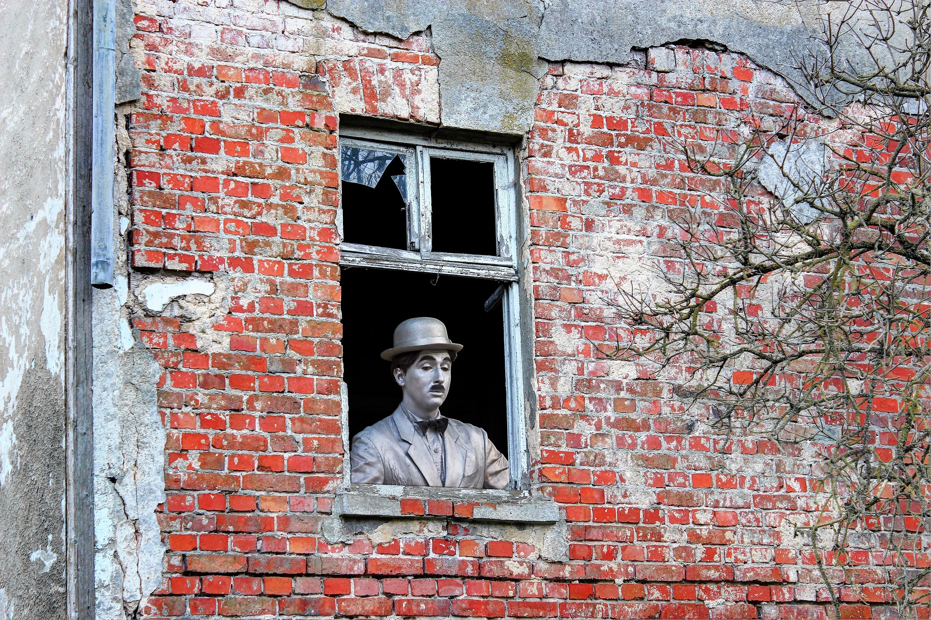 When Street Art Meets Augmented Reality: A New Dimension of Expression